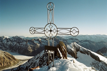 Uitzicht vanaf de Oberaarhorn. (2005). Foto Sean Vos