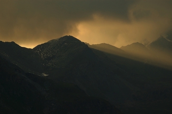 ’s Ochtends en ’s avonds zijn de bergen op hun mooist. (2006). Foto Sean Vos