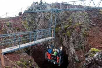 Met een lift afdalen in de buik van de vulkaan op IJsland