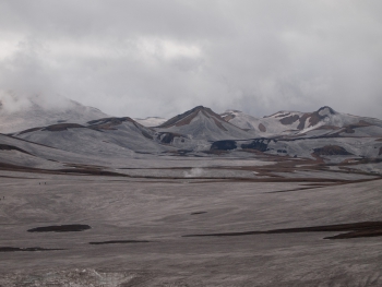 Besneeuwde heuvels van IJsland. foto P. Bliek