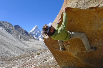 Martijn Schell aan het klimmen