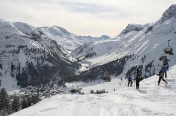 Skiën in Lech, Oostenrijk. Foto Dionation
