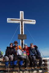 Op de top van de Grossvenediger, samen met Laura, Ilona en Bart. (2009). Sean Vo
