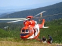 Helikopter voert bergredding uit in de bergen van Oostenrijk.