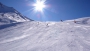 Skiërs dalen af op een skipiste in Oostenrijk