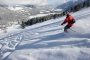 Een skiër begint aan een afdaling in de Zillertal Arena in Tirol, Oostenrijk.