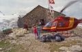 Een Zwitserse reddingshelikopter in actie.