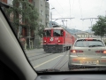 Trein middenin een bergstad in Zwitserland