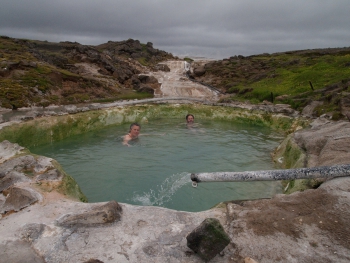 Pieter Bliek in de warme bronnen in IJsland