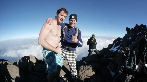 'Iceman' Wim Hof beklimt Kilimanjaro.