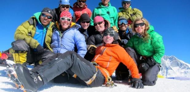 Elf klimmers op de top van Ama Dablam op 11-11-'11