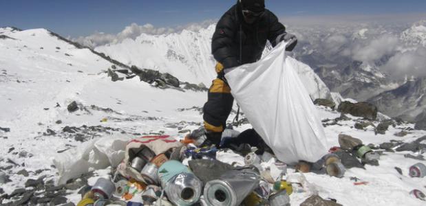 Afval opruimen op de Mount Everest. Foto Abd allah Foteih