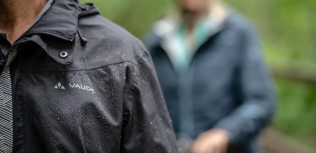 Foto: Vaude - Stratmann mensen in regenjacks van vaude