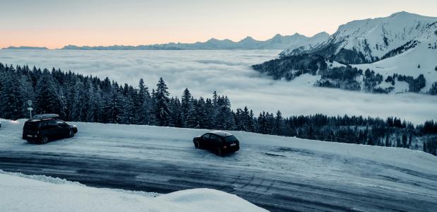 autos in de winter op een bergpas