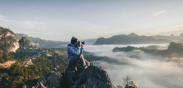 een fotograaf op een bergtop
