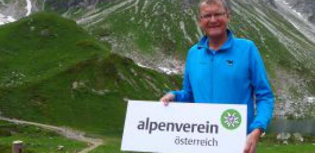 Alpenvereinspräsident Dr. Andreas Ermacora stellte das neue Logo Mitte Juli auf