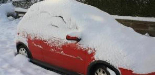 Een ondergesneeuwde auto