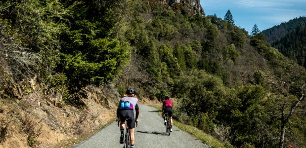 twee wielrenners op een bergweg