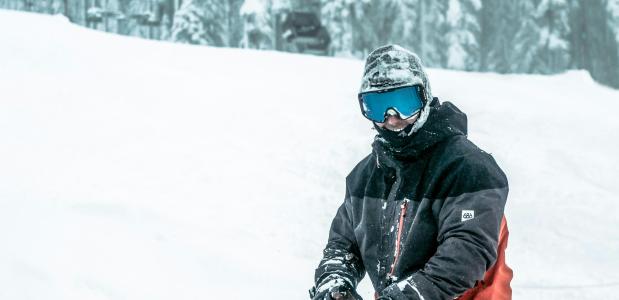 snowboarder met skibril in de sneeuw