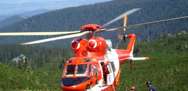Helikopter voert bergredding uit in de bergen van Oostenrijk.