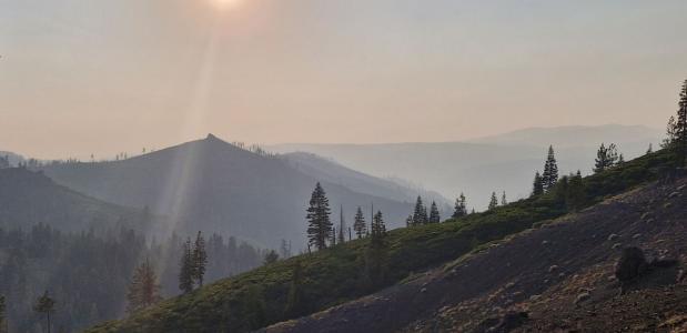 Heiige lucht door bosbranden op de Pacific Crest Trail