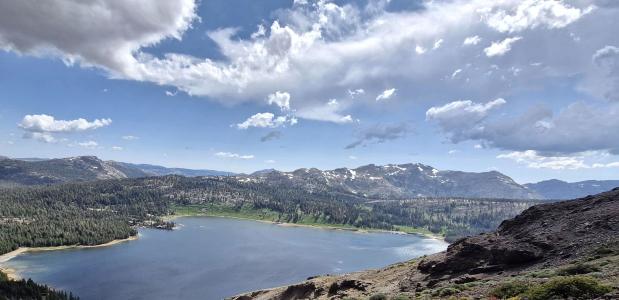 Uitzicht vanaf de Pacific Crest Trail over een meer en bergen