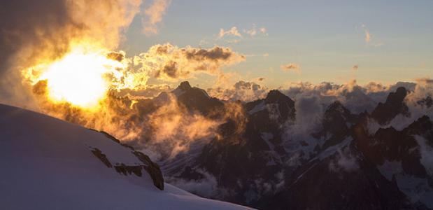 Foto: César González Palomo. Zonsopgang in de Alpen
