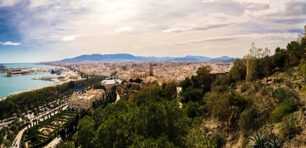 Chris Boland uitzicht op een stad aan zee vanaf een berg