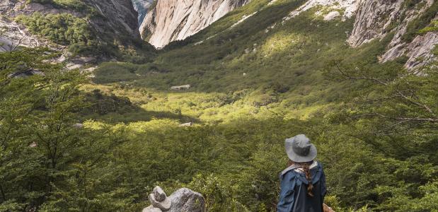Ook wandelaars kunnen de mooiste routes door het landschap maken. Zo vind je hier de route Cerro Trinidad en de El Anfiteotro. Foto Valentina Thenoux - Patagonia een persoon geniet van het uitzicht op de route in Patagonia