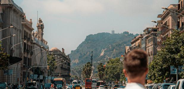 uitzicht op de bergen vanaf een straat in barçelona