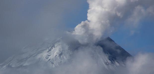 De zeer actieve vulkaan Tungurahua is weer uitgebarsten