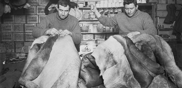 Britse officieren maken slaapzakken op de expeditie naar Antarctica 1910 - 1913 (Wikimedia Commons)