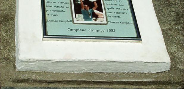 Monument voor Fabio Casartelli. Foto Peter Krsko via Wikipedia