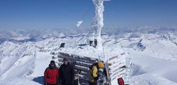 Topkruis op de Grossvenediger in de winter. Foto Blackwing_de