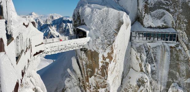 Photo by Hongbin on Unsplash Een met ijs bedekte brug hoog in de bergen bij Aiguille du midi
