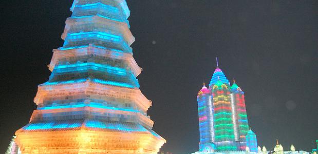Een van de verlichte ijsgebouwen in Harbin - China. Foto Johan Bilien