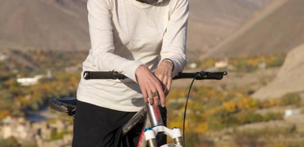 Shannon Galpin op de mountainbike in Afghanistan. Photocredit Tony Di Zinno