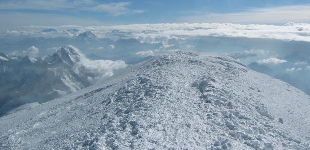 Top van de Mont Blanc. Uitzicht richting het oosten. Foto Constantijn Kaland