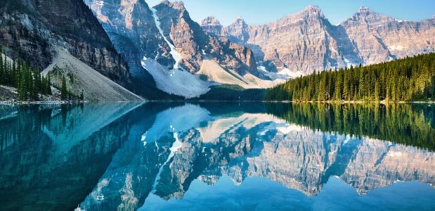 spiegelend water van een bergmeer in de bergen bij Banff in Canada