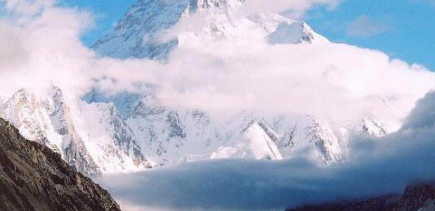 De K2 in de wolken. Foto Stuard Orford