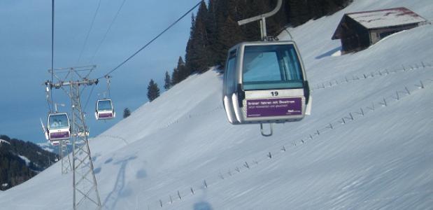 Kabelbaan in skigebied