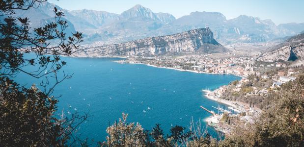 bergwandelen watersport italie