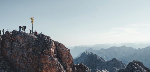 Photo by Lennart Borstelmann on Unsplash topkruis van de Zugspitze