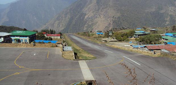 Het Tenzing Hillary Airport in Lukla aan de voet van de Mount Everest - Himalaya