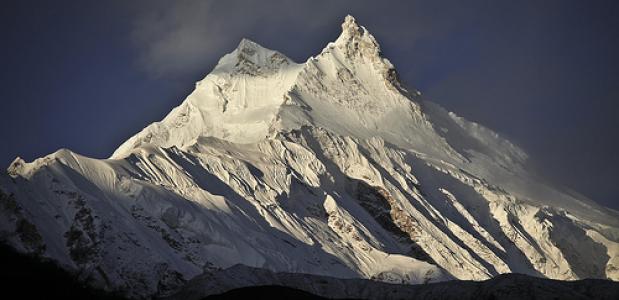 De 8156 meter hoge berg Manaslu in de Himalaya. Foto Switchback Trave