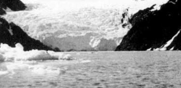 De McCarty glacier op een oude foto