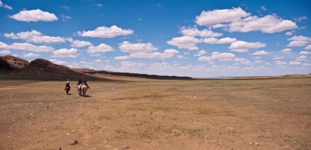 Leegte in Mongolië met op de achtergrond bergen. Foto Mark Fischer