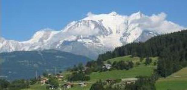 Zangeres ZAZ heeft met haar band gespeeld op de top van de Mont Blanc.