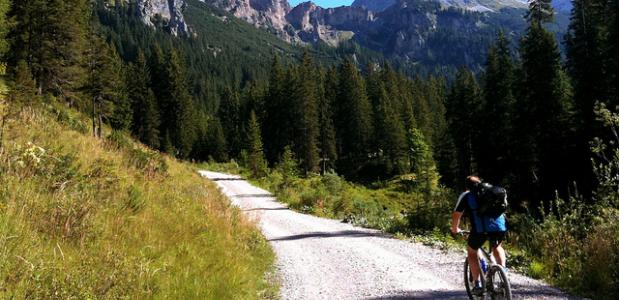 Mountainbiker in Tirol. Foto Trailsource.com