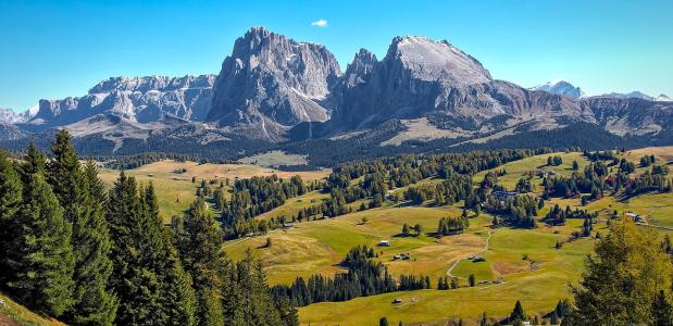 uitzicht op een berglandschap in de dolomieten